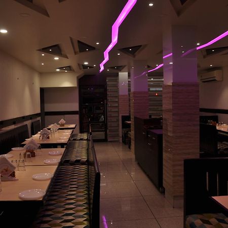 סוראט Ashish Restaurant And Guesthouse מראה חיצוני תמונה