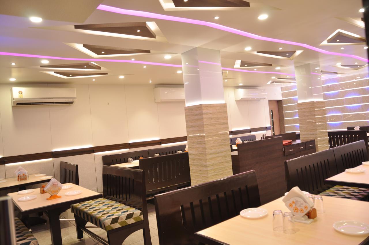 סוראט Ashish Restaurant And Guesthouse מראה חיצוני תמונה