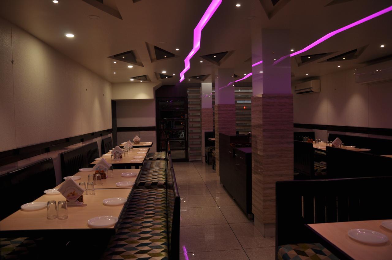 סוראט Ashish Restaurant And Guesthouse מראה חיצוני תמונה